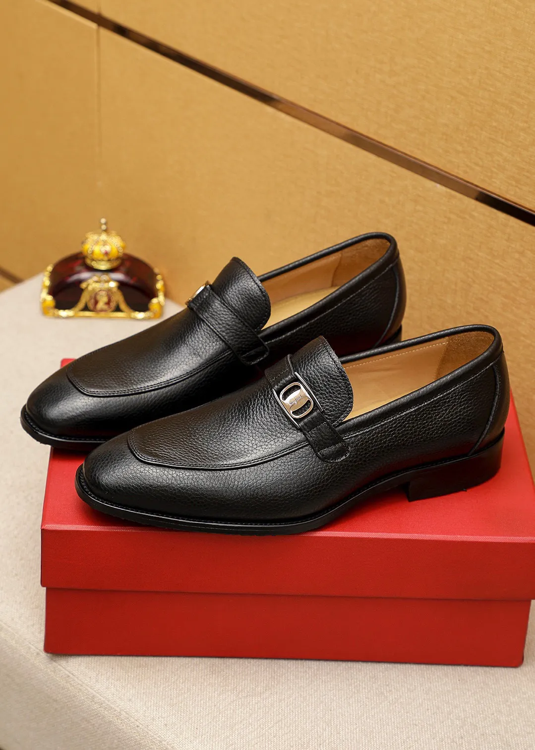 Men's shoes 💰460 💐 Product trademark: Ferragamo "Ferragamo" casual leather shoes Regular size: 38-44 (45.46🉑️customized) Product materials: Selected imported first-layer pebbled cowhide leather upper + luxury hardware buckle, imported water-dyed cowhide leather lining. Strong three-dimensional visual effect, original outsole color: 2 colors available